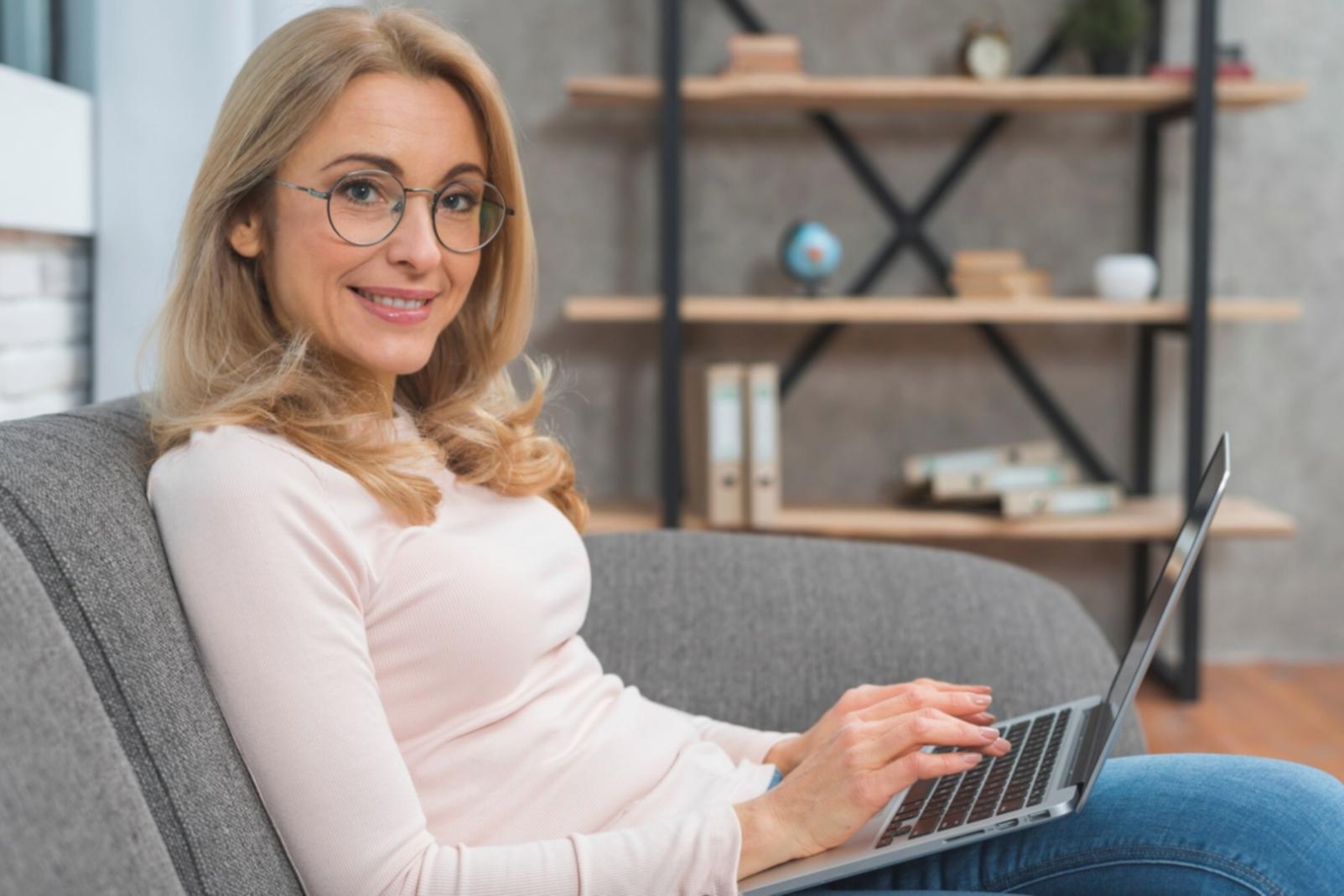 Moderne Büroumgebung mit transparenten Arbeitsprozessen
